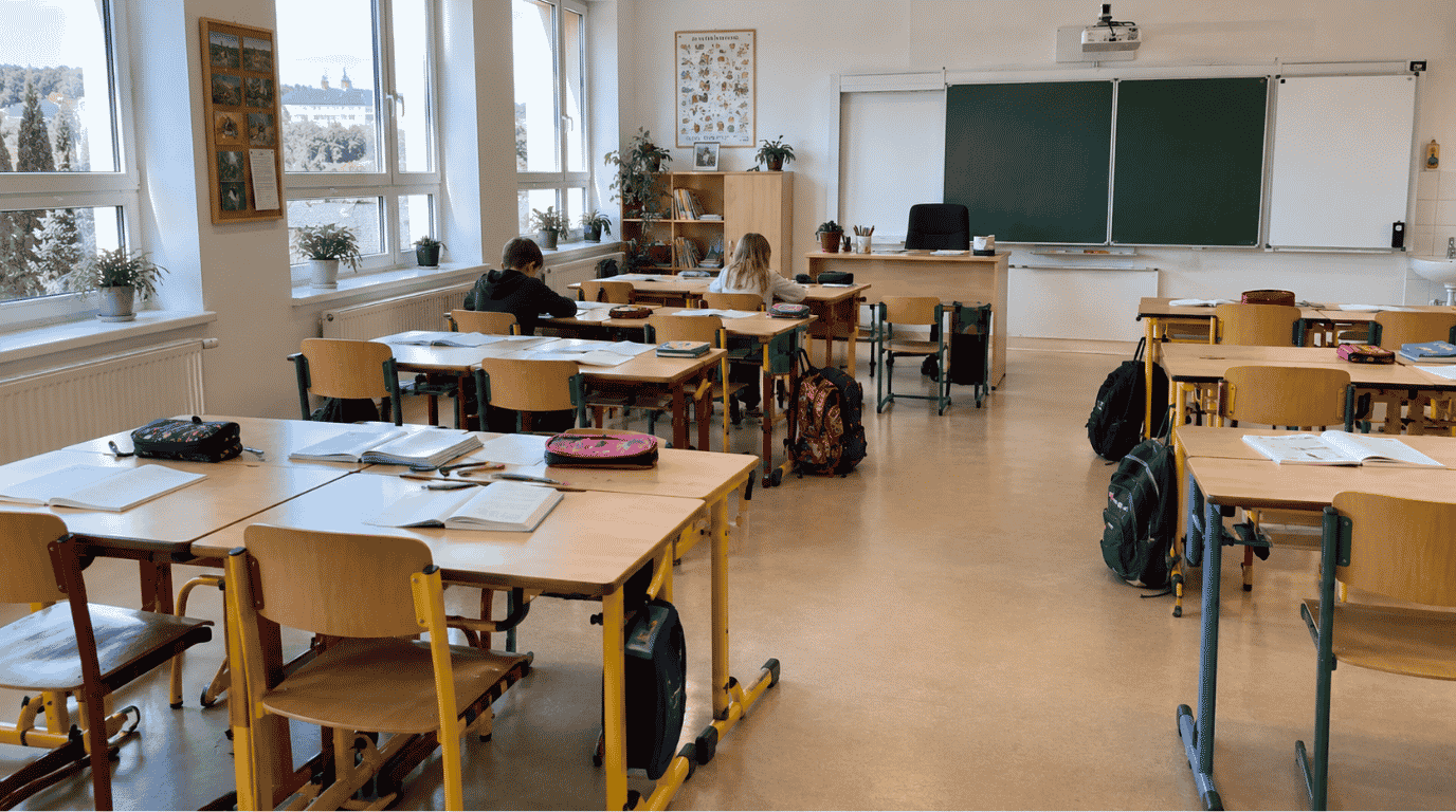 Školní lavice a židle by měly dětem nabídnout dostatek prostoru pro pohodlné učení i snadnou změnu uspořádání třídy.
